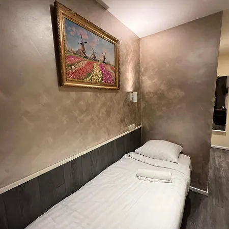 Dam Hotel 2*