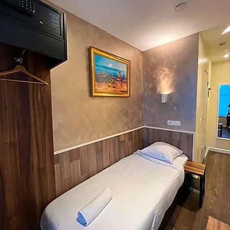Dam Hotel 2*
