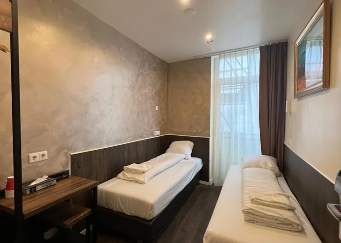 Ξενοδοχείο Dam 2*