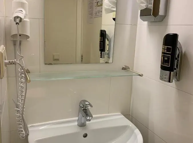 Ξενοδοχείο Dam 2*