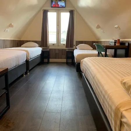 Dam Hotel 2*